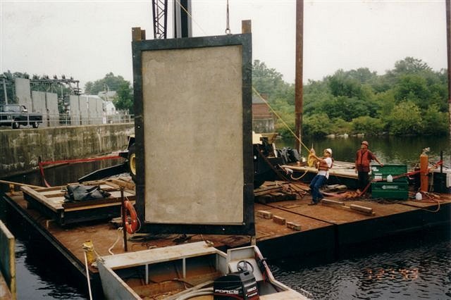 cdi lifting gate.jpg (61121 bytes)